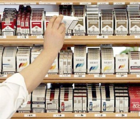 Disperat să fumeze, a spart geamul unui magazin